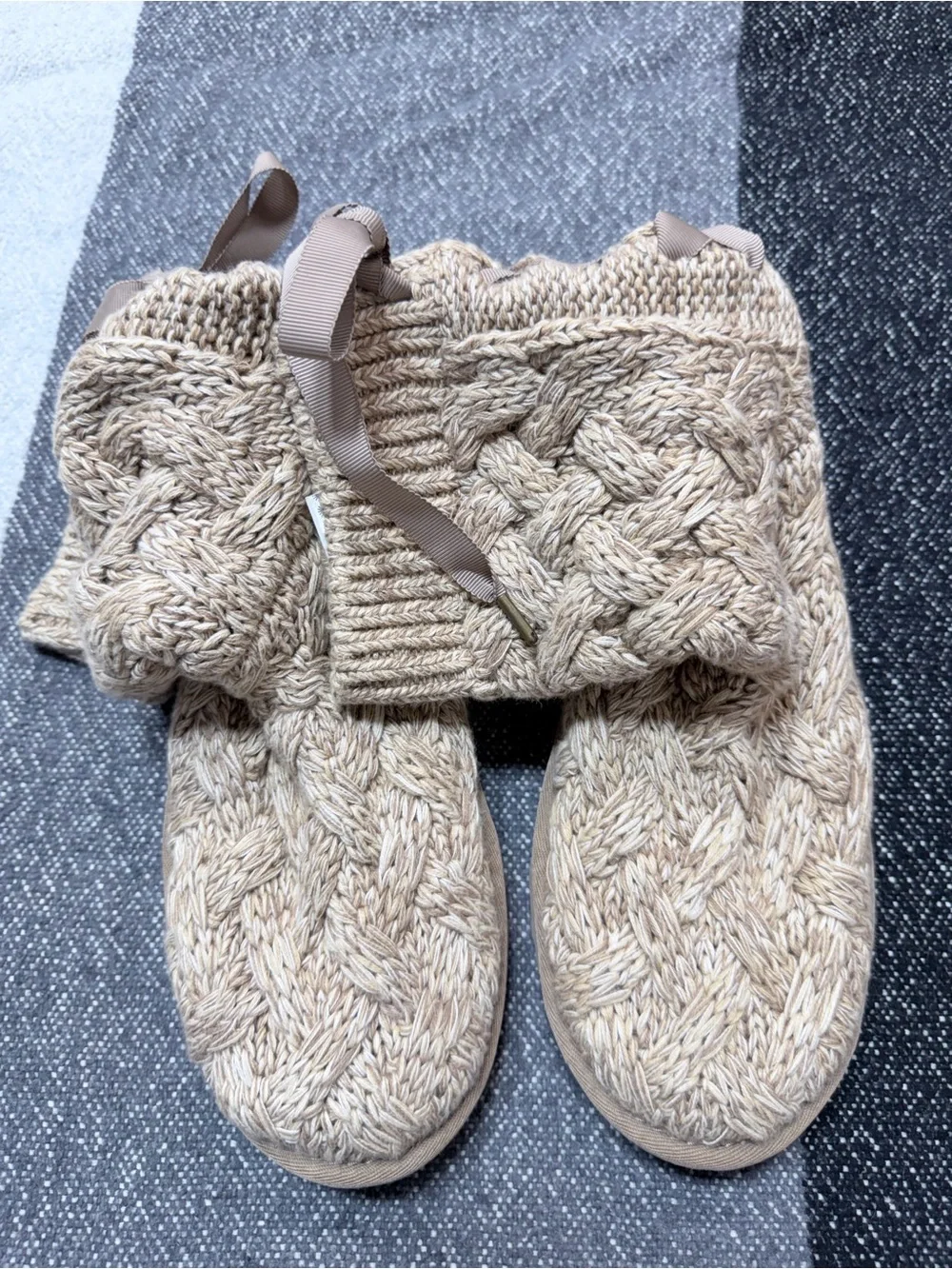 UGG Isla Women’s sz 8 Cable Knit Boots